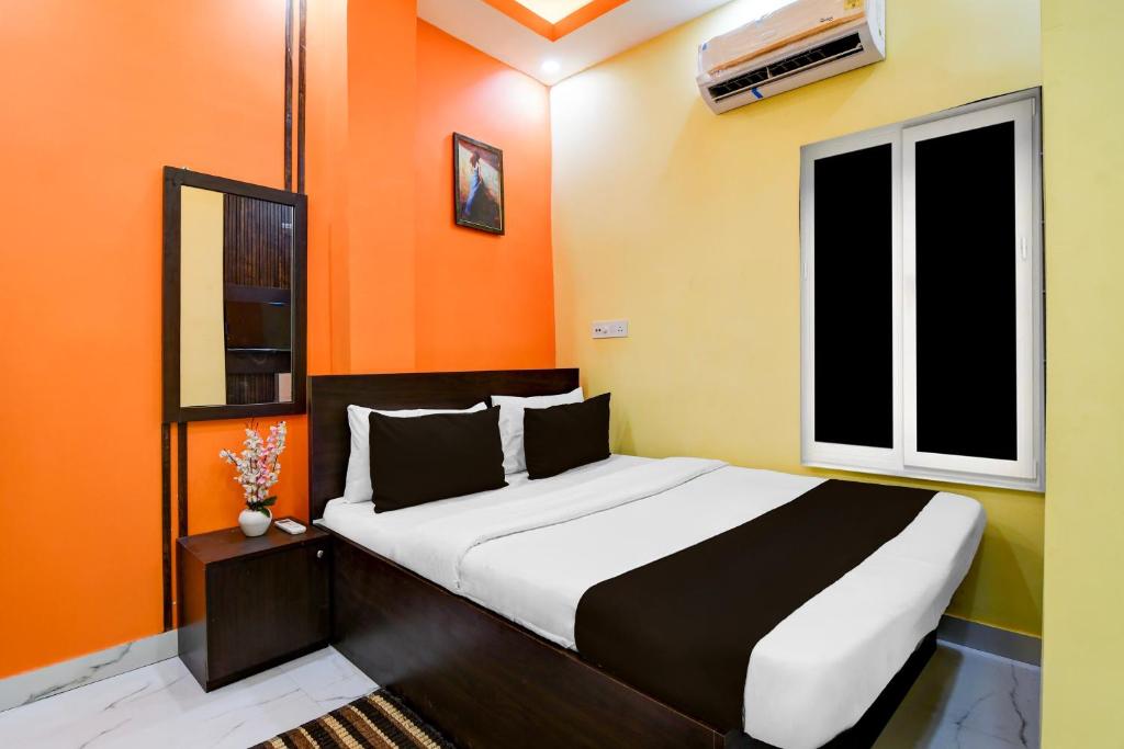 Giường trong phòng chung tại Hotel O The Avenue Inn