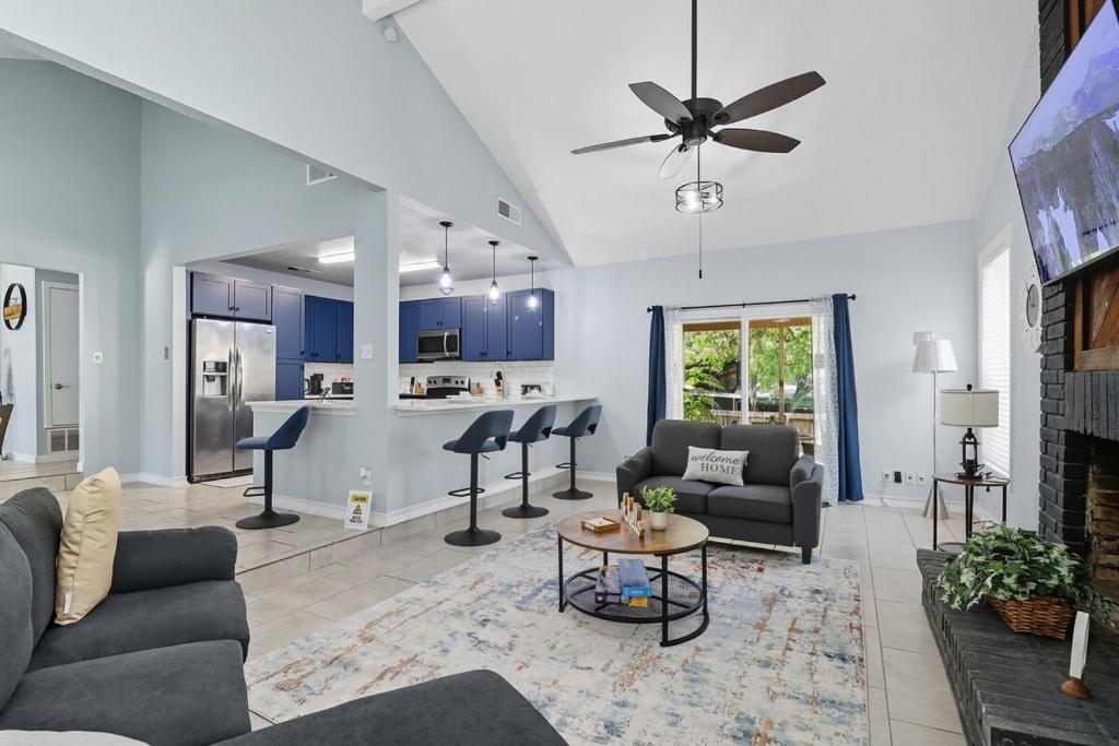 una sala de estar con un sofá y una mesa en Luxury vacation house with Private Pool & Jaccuzi Close to SeaWorld Alamo and River Walk, en San Antonio