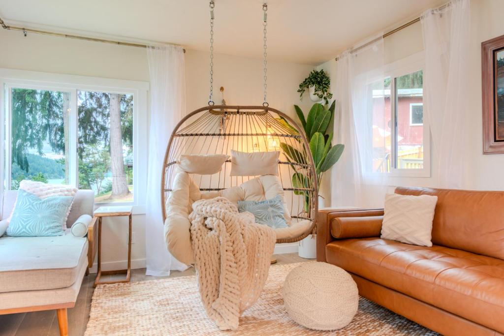 un salon avec une balançoire et un canapé dans l'établissement Bremerton Waterfront Views, à Bremerton