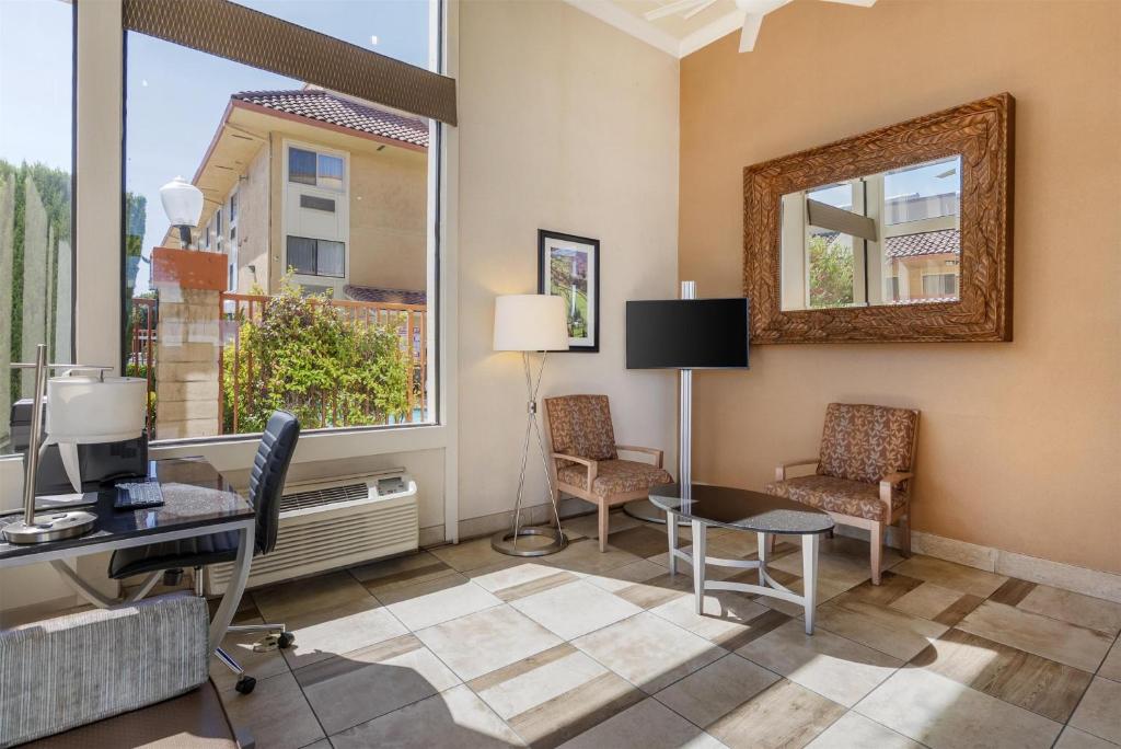 Best Western PLUS Inn of Hayward photo
