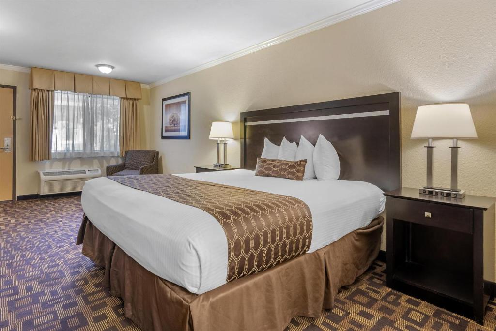 Best Western PLUS Inn of Hayward photo