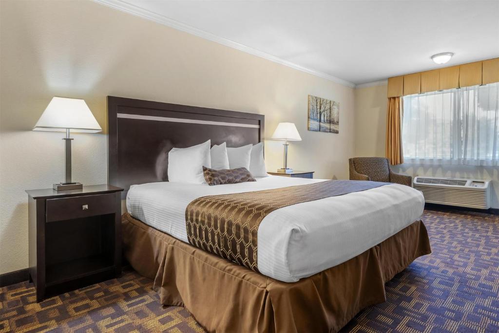 Best Western PLUS Inn of Hayward photo