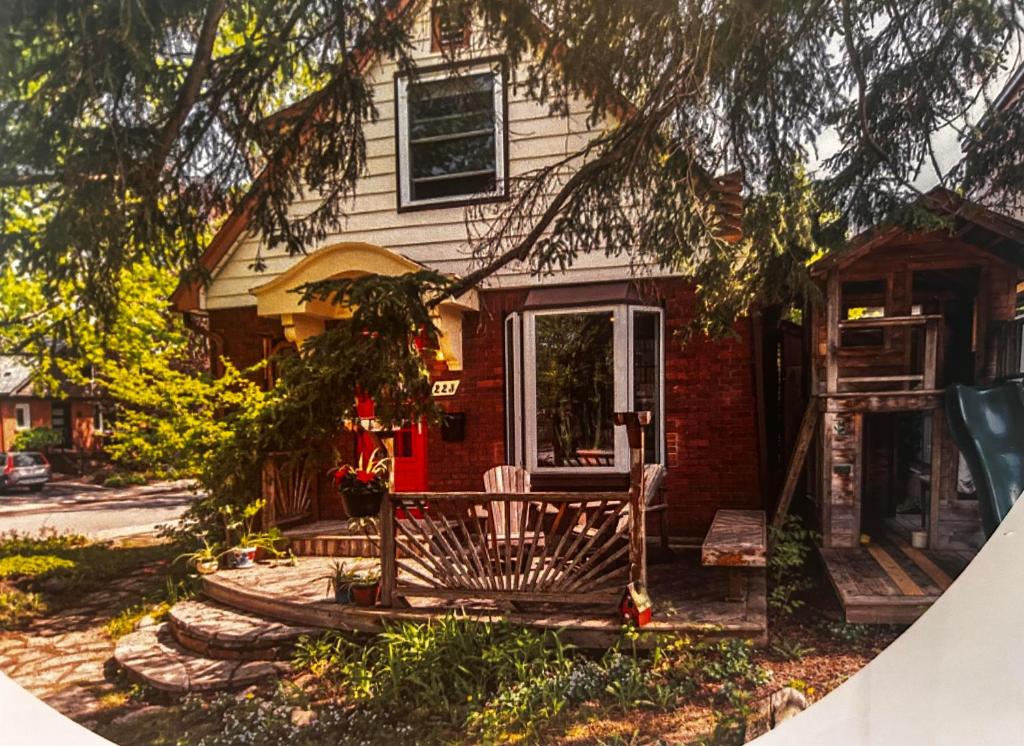 ein Haus mit einer Bank davor in der Unterkunft Bright Room in beautiful Old Ottawa East in Ottawa