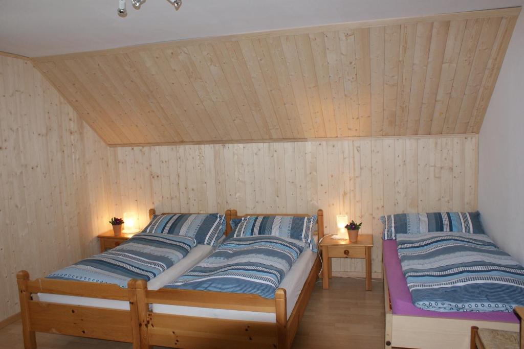 Postel nebo postele na pokoji v ubytování Gasthaus Waldheim