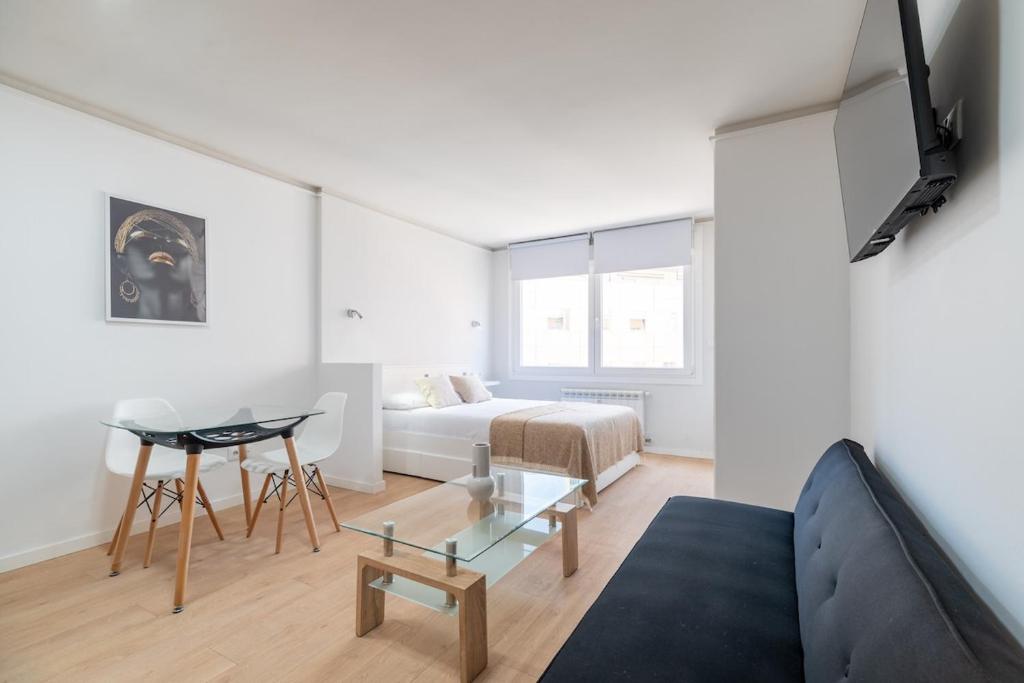 una sala de estar con un sofá y una mesa en Estudio Vigo by Plaza España, en Vigo