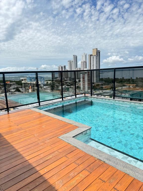 a swimming pool on the roof of a building at Apartamento novo - garagem inclusa in Palmas
