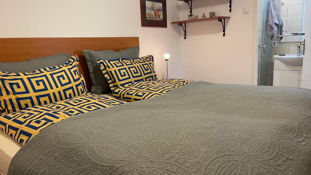 Giường trong phòng chung tại SOKO Guesthouse & Garden