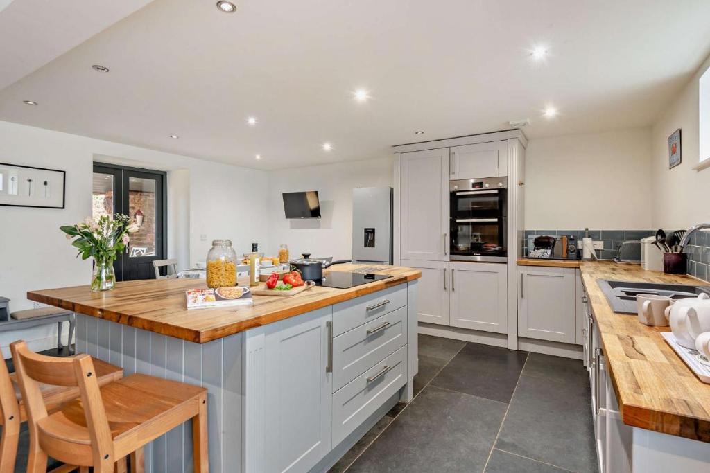 Kuchyň nebo kuchyňský kout v ubytování The Old Lavender Barn