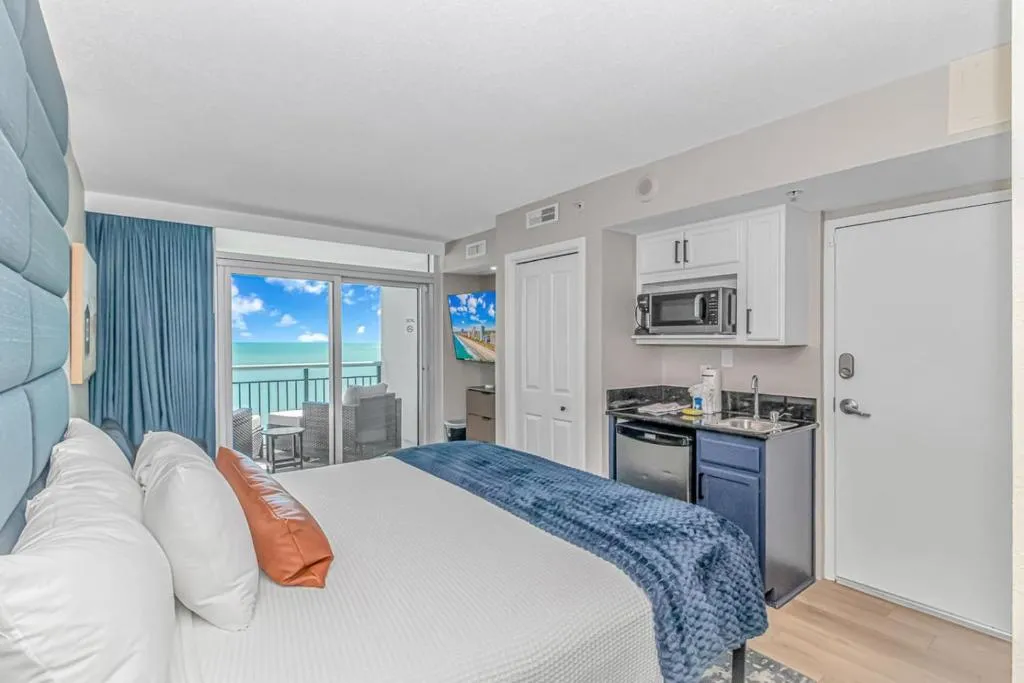 Direct Ocean Front Studio Newly Renovated