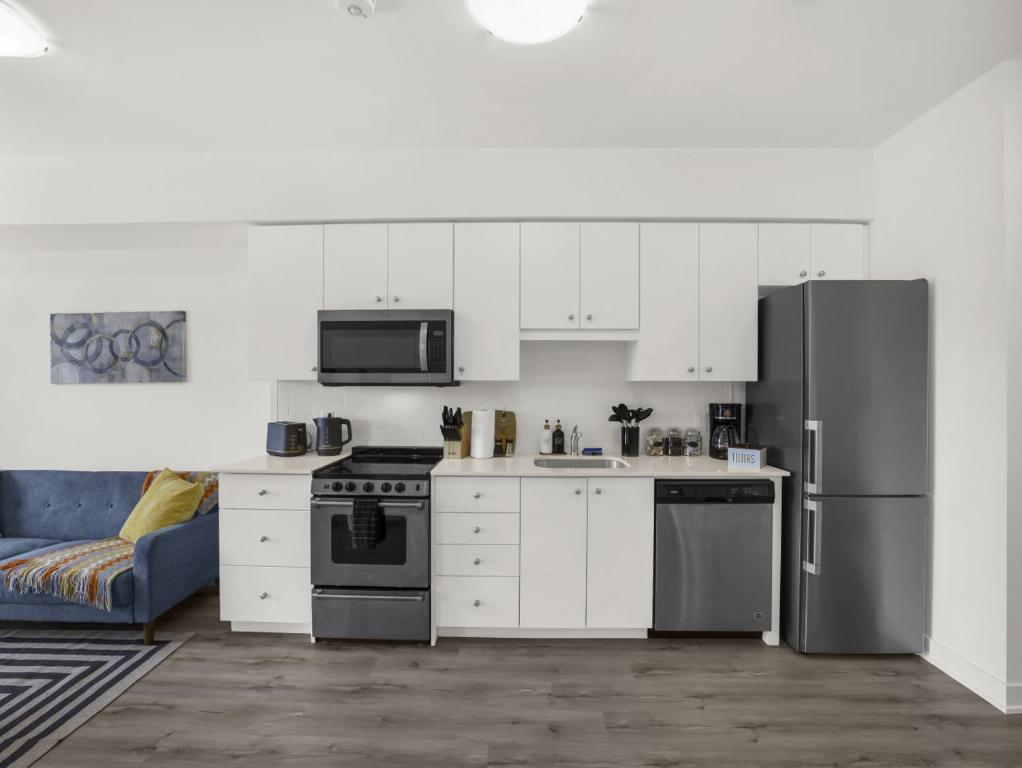 Dapur atau dapur kecil di Stylish 1BR Condo in Prime Location with Parking and Wi Fi