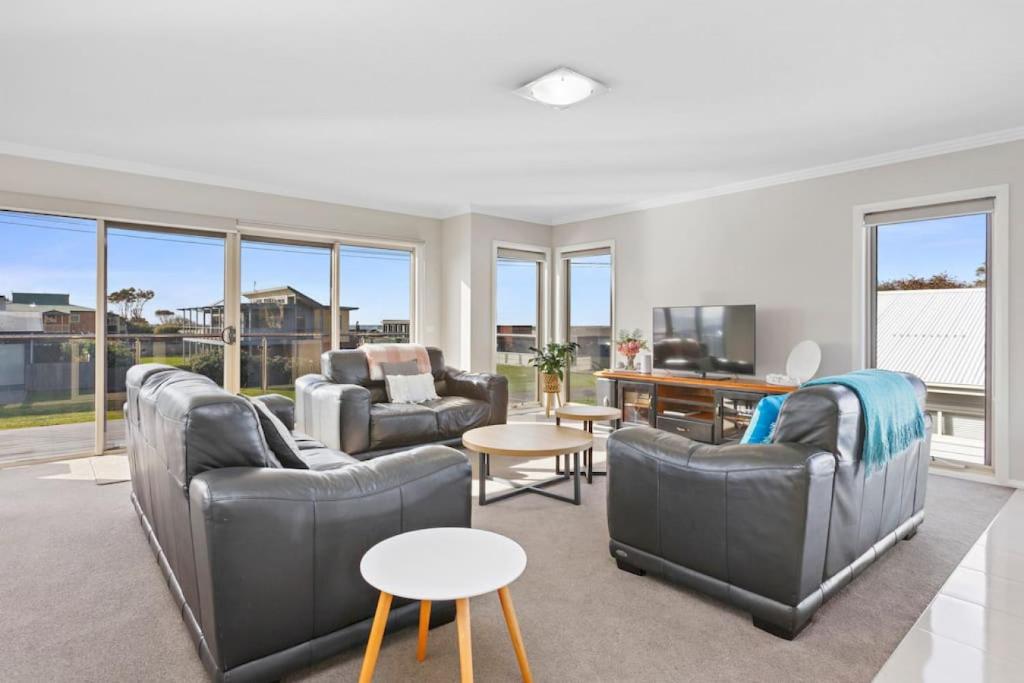 Χώρος καθιστικού στο Seal Haven - Central and minutes to the beach