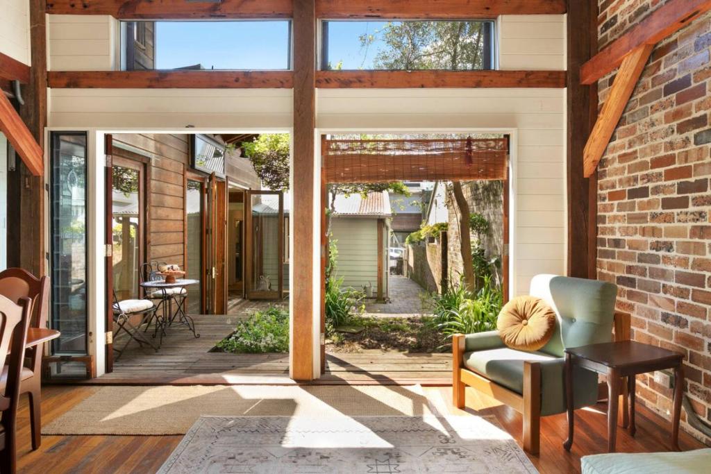 シドニーにあるHistoric Inner-West Oasis Close to Newtownのガラス戸付きの家