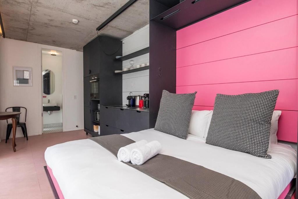 Ένα ή περισσότερα κρεβάτια σε δωμάτιο στο Cozy Studio with Lions Head Views