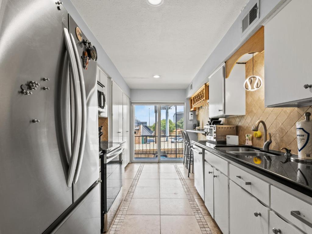 Kuchyň nebo kuchyňský kout v ubytování Spacious Preston Hollow Condo