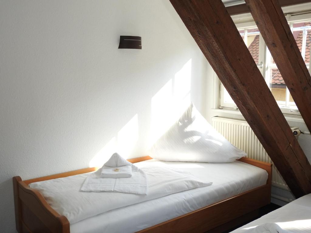 Postel nebo postele na pokoji v ubytování Hotel Hasen Kaufbeuren Allgäu