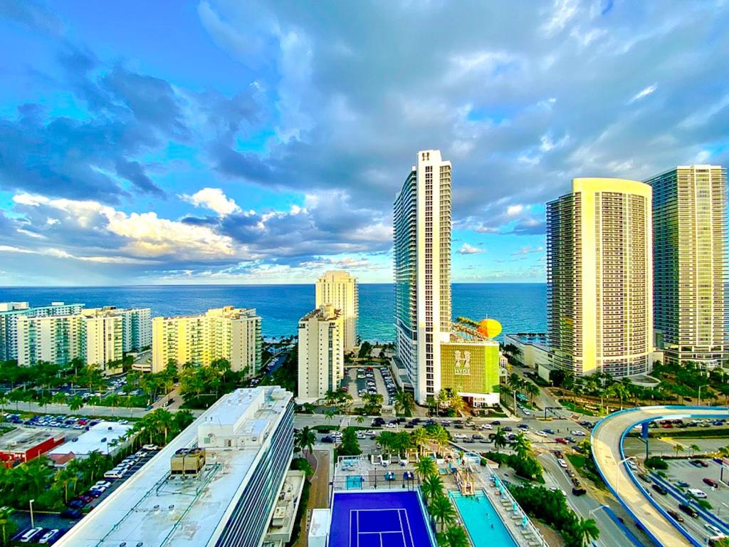 un perfil urbano con edificios altos y el océano en Luxury apartment with endless ocean views -Daily resort fee and parking not included-, en Hollywood