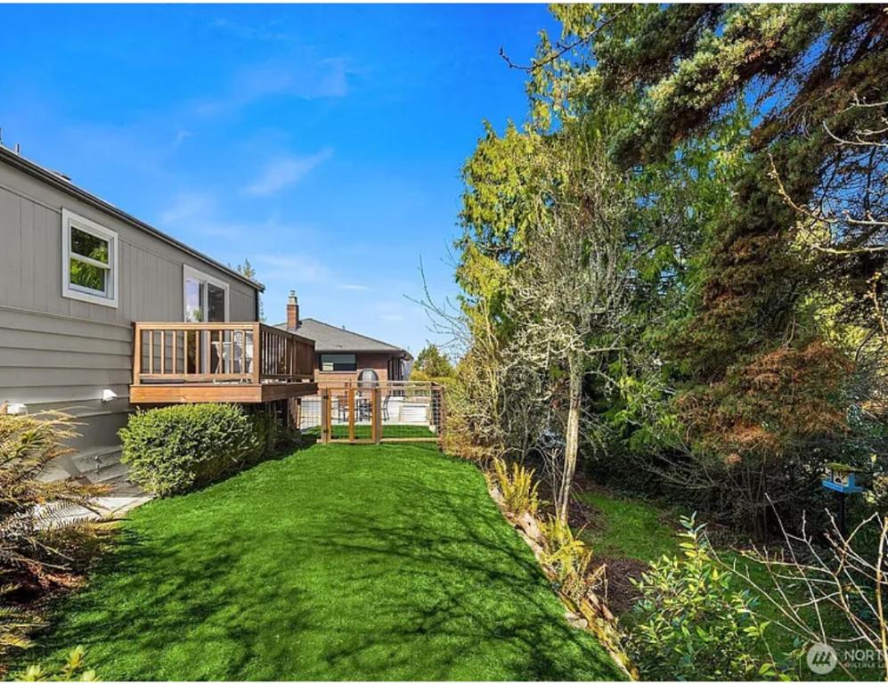 una casa con terrazza e cortile di Sunlit Ballard Home Close to Golden Garden a Seattle