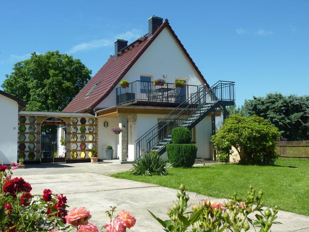 ein Haus mit einem Metalldach und einem Balkon in der Unterkunft Ferienoase Lilienstein in Rathmannsdorf