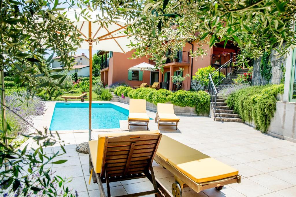 Bazén v ubytování Zoi Apartments nebo v jeho okolí
