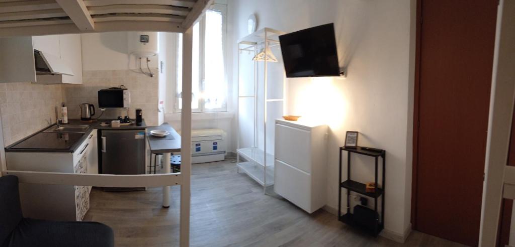 Domus Cassinis Metro and trains at your doorstep