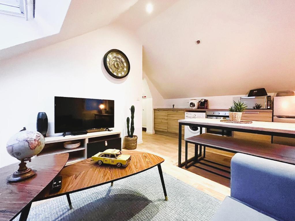ランスにあるAix - Cocon élégantのコーヒーテーブルの上に黄色いおもちゃの車が置かれたリビングルーム