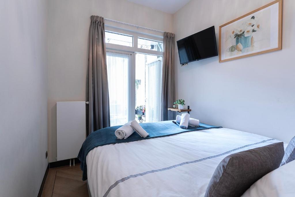 a bedroom with a large bed with a window at Hotspot Location, Wifi, Bed En Koffie Harmony in Tilburg