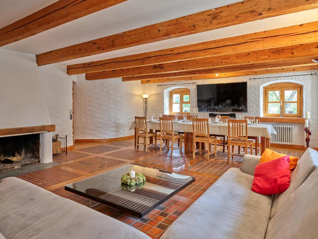 un salon avec un canapé et une table dans l'établissement Historisches Bauernhaus mit Show-Küche & Kamin, à Fürstenzell