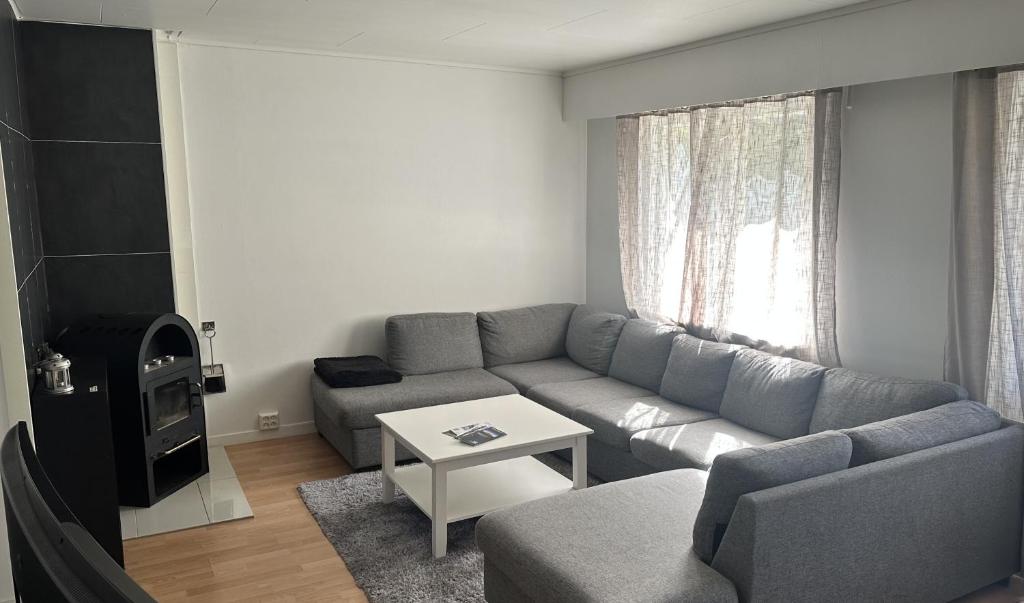 a living room with a couch and a table at Koselig 3 roms leilighet på Rjukan in Øverland