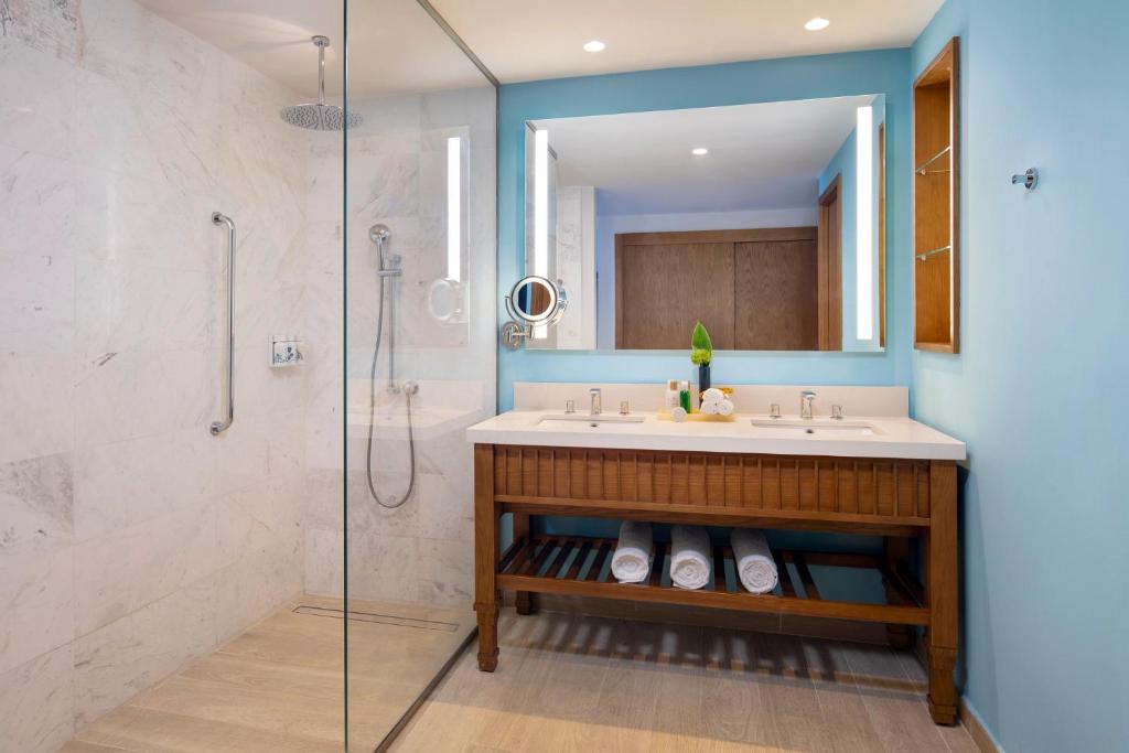 Deluxe Room — balcón con vista a jardines, piscina o mar