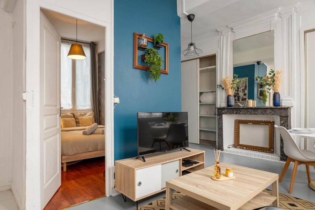 TV a/nebo společenská místnost v ubytování Au cœur de Rouen