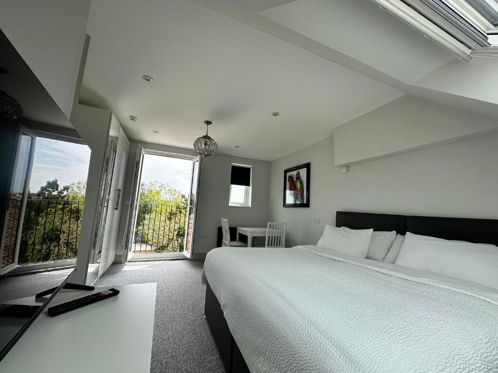 En eller flere senge i et værelse på Abbey House