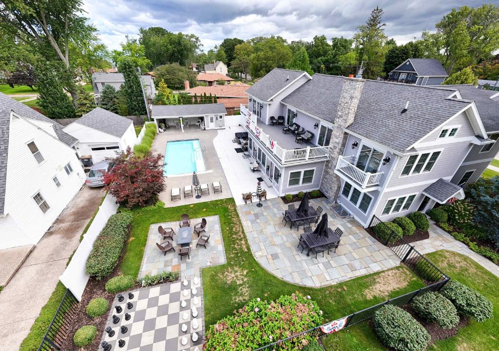 Bazén v ubytování Lamb Guest nebo v jeho okolí