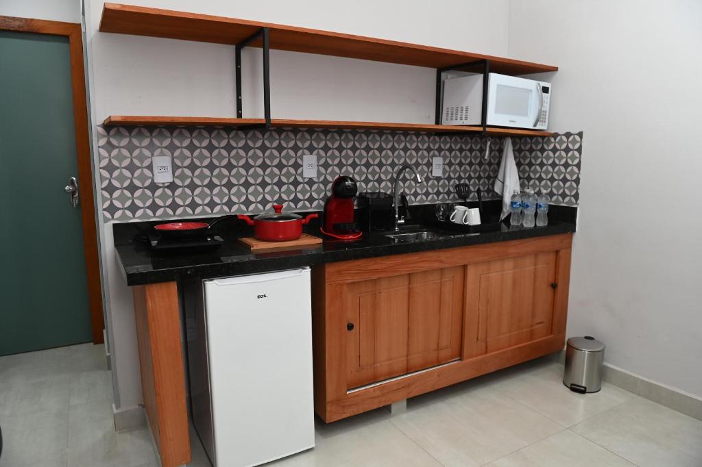 a kitchen with a sink and a counter top at FLAT CAMBUCI - Hospedagem e Moradia - Centro de Ipiaú-BA in Ipiaú