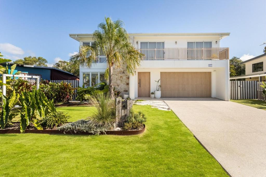 una casa con entrada y garaje en Luxury Dream Home Away From Home&heated pool, en Deception Bay