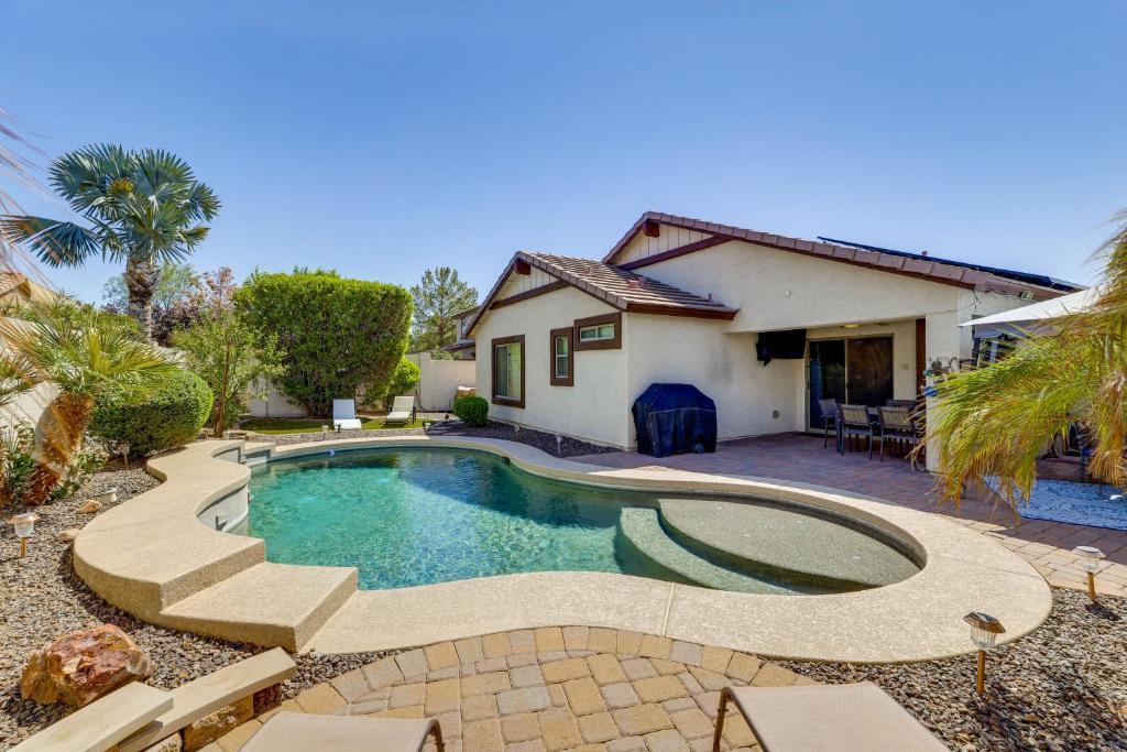 Hồ bơi trong/gần Heated Pool and Hot Tub at Home Near Luke AFB