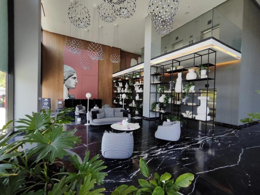 a lobby with a table and chairs in a building at Distrito Chapultepec in Guadalajara