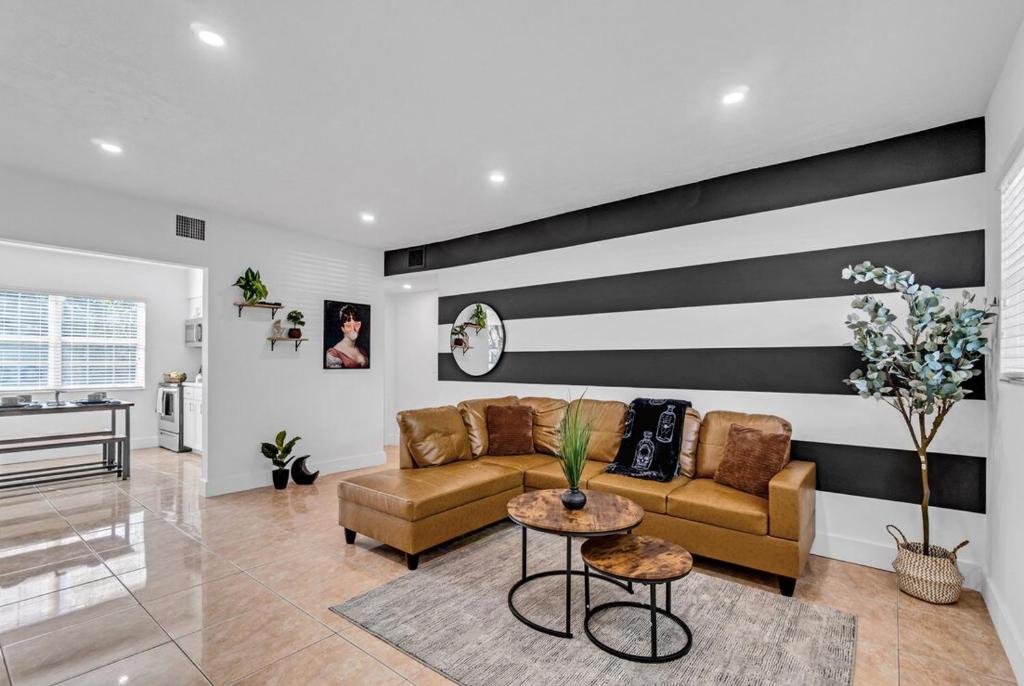 un salon avec un canapé et une table dans l'établissement Miami Luxury Home Close to Beach & Aventura Mall, à Biscayne Park