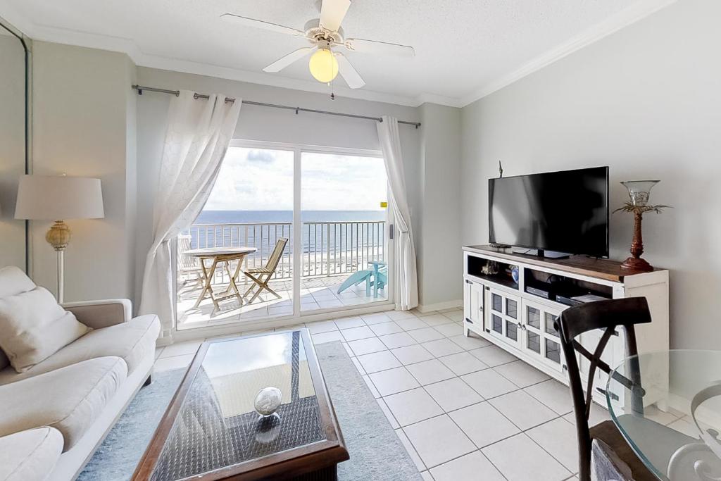 un soggiorno con un divano e una TV di Tidewater 906 a Orange Beach