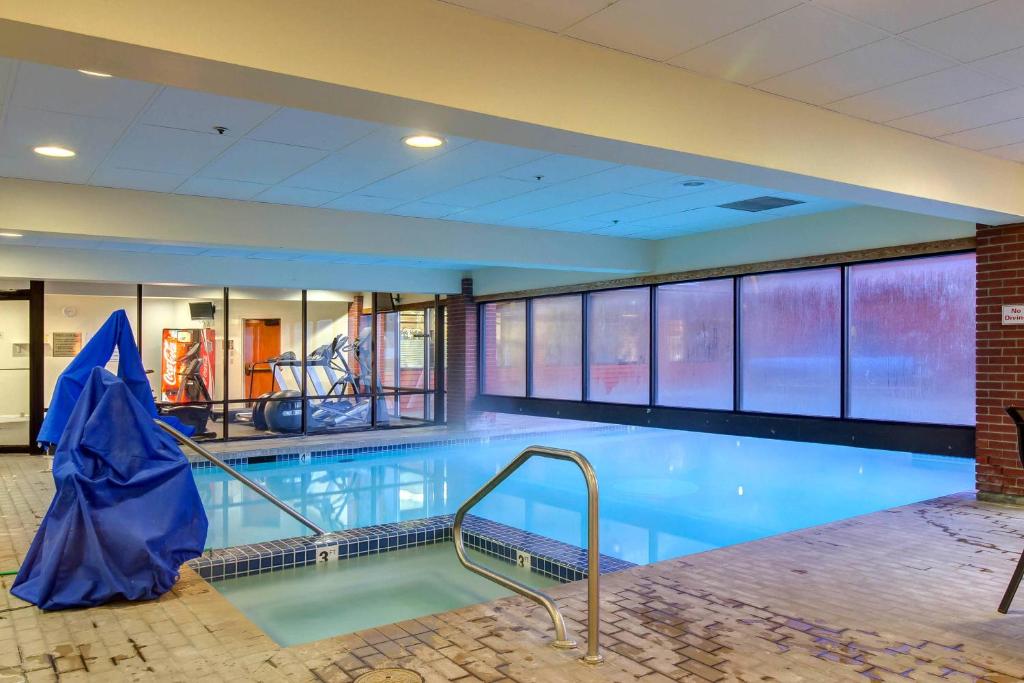 una gran piscina en un edificio en Mountain Village Studio #225, en Park City