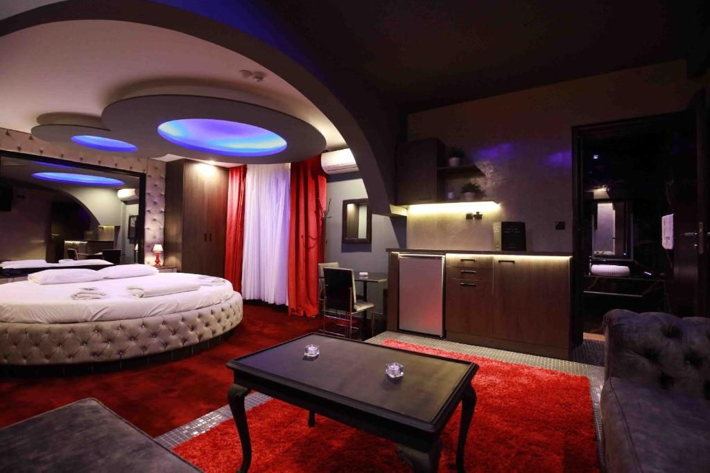 Deluxe Suite 215 - Castle De Paris