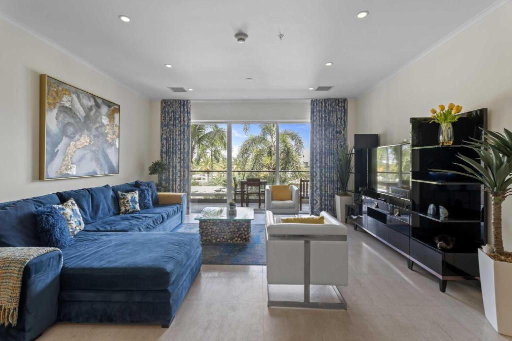 Χώρος καθιστικού στο Eagle Beach - Deluxe Regency 3BR condo - LV203