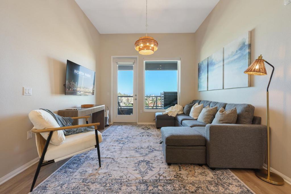 Posezení v ubytování Luxury Living in N Park, 2BR, King Beds, Parking