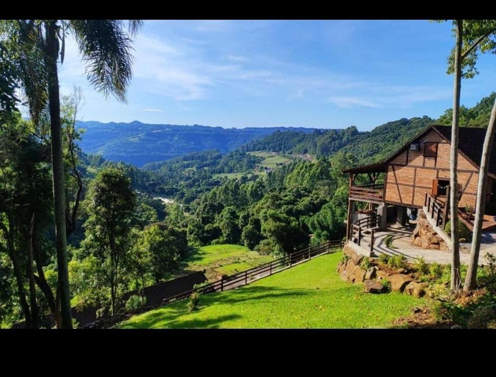 a house on a hill with a view of a valley at Recanto Nascer do Sol in Nova Petrópolis