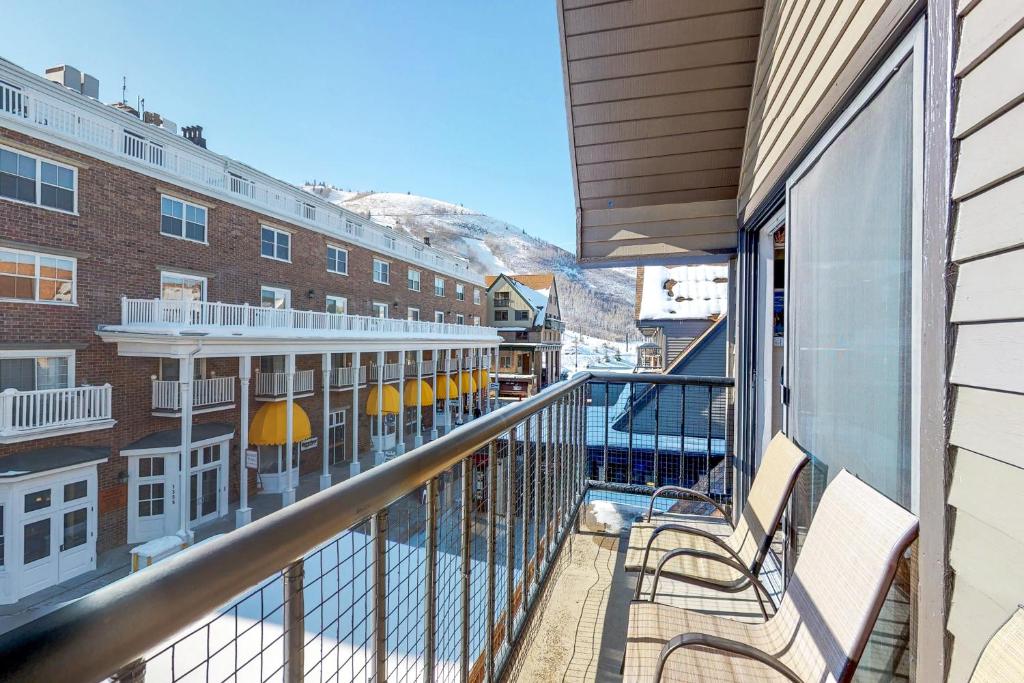 Un balcón con dos sillas y un edificio. en The Lodge at Mountain Village Unit 308A, en Park City