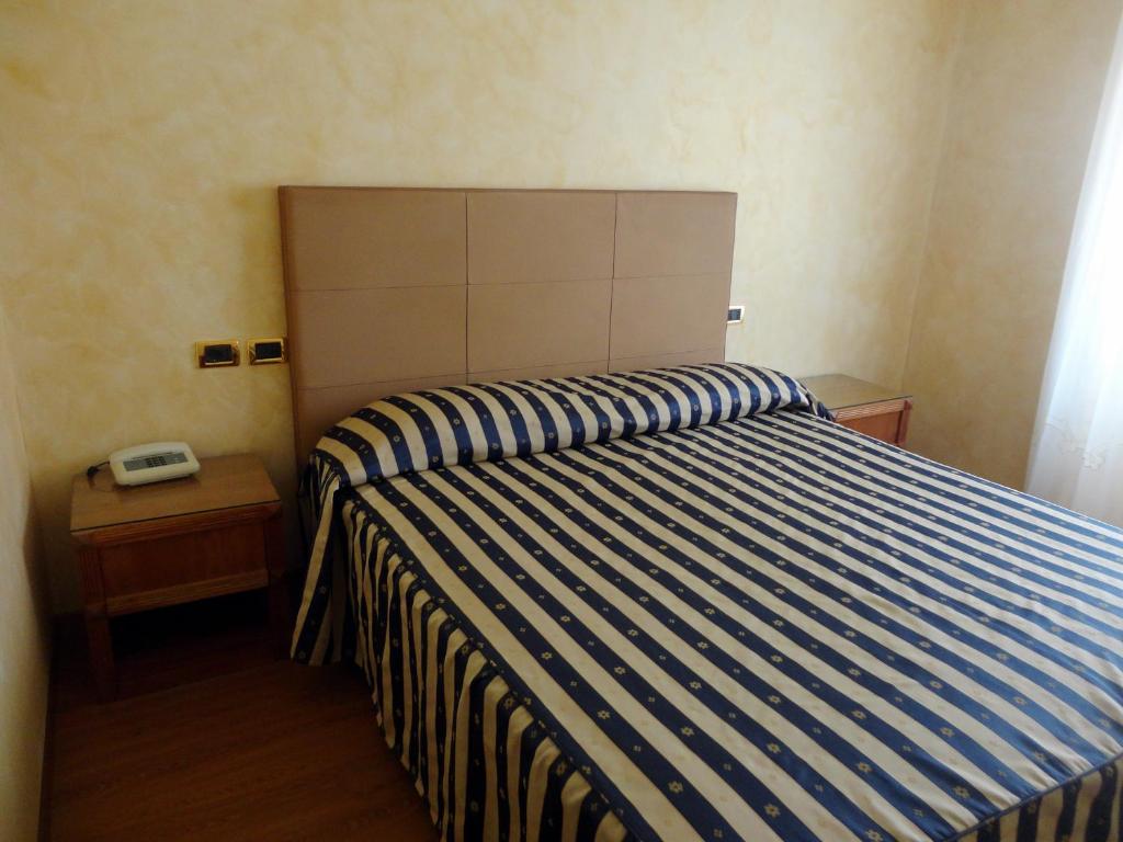 Postel nebo postele na pokoji v ubytování Hotel De Paris