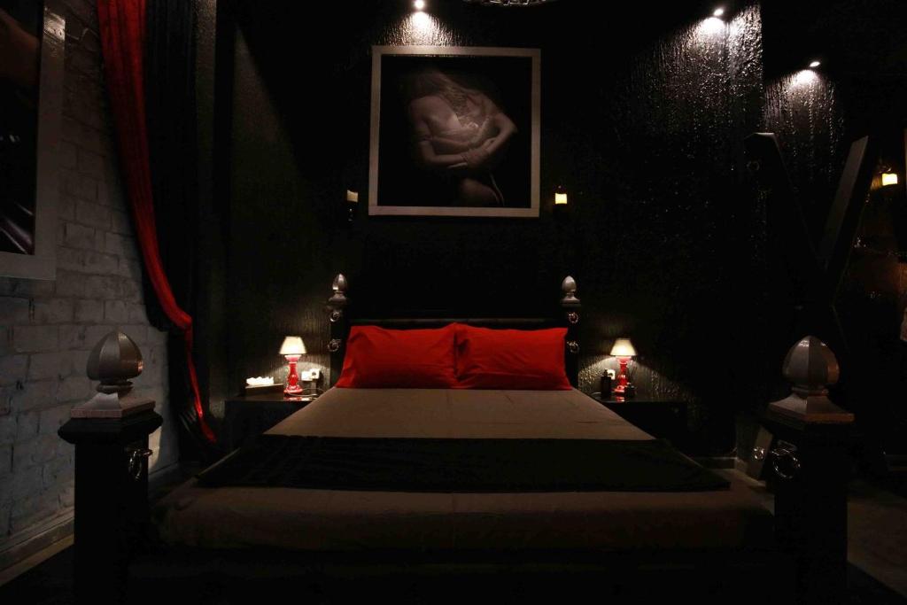 Experience Room 104 - Castle De Paris