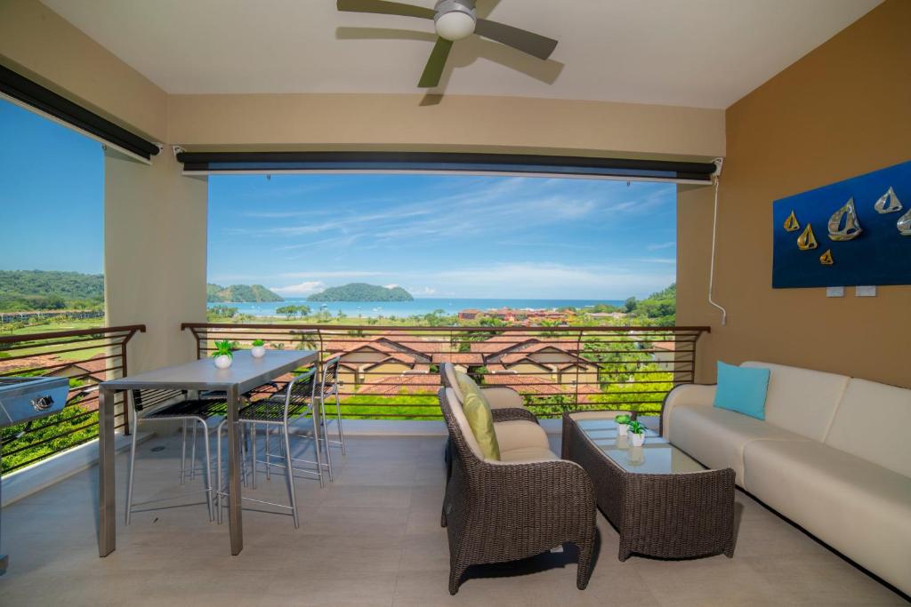 ein Wohnzimmer mit Couch und großem Fenster in der Unterkunft Miramar 2D 3 bdr Ocean View in Los Suenos in Jacó