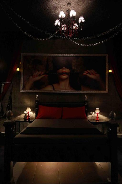 Experience Room 105 - Castle De Paris