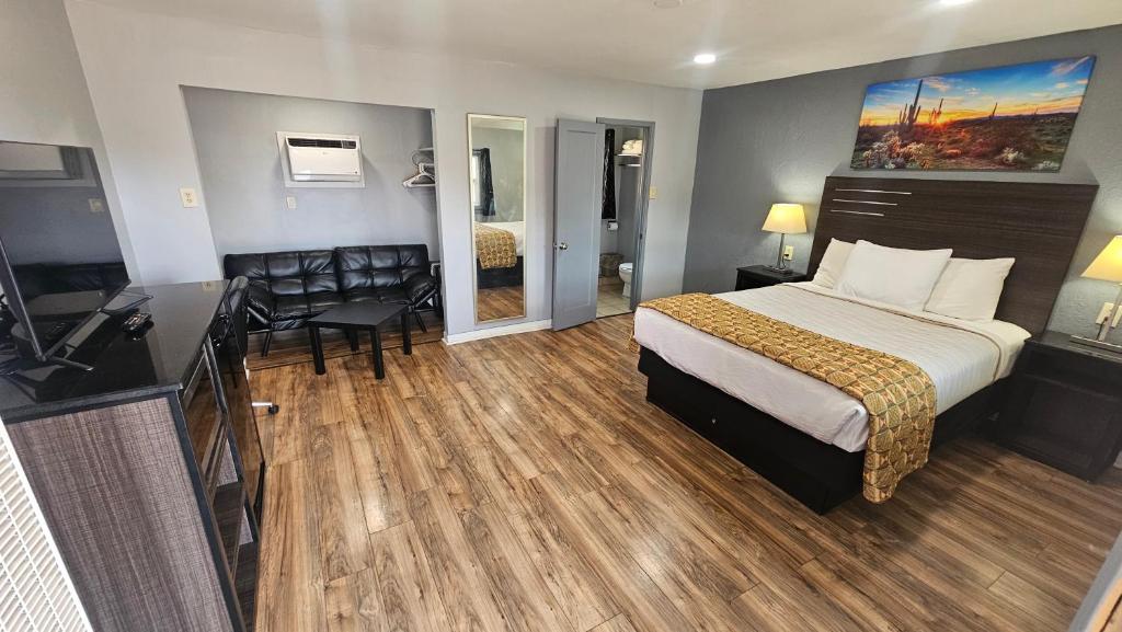 Travelers Inn - 