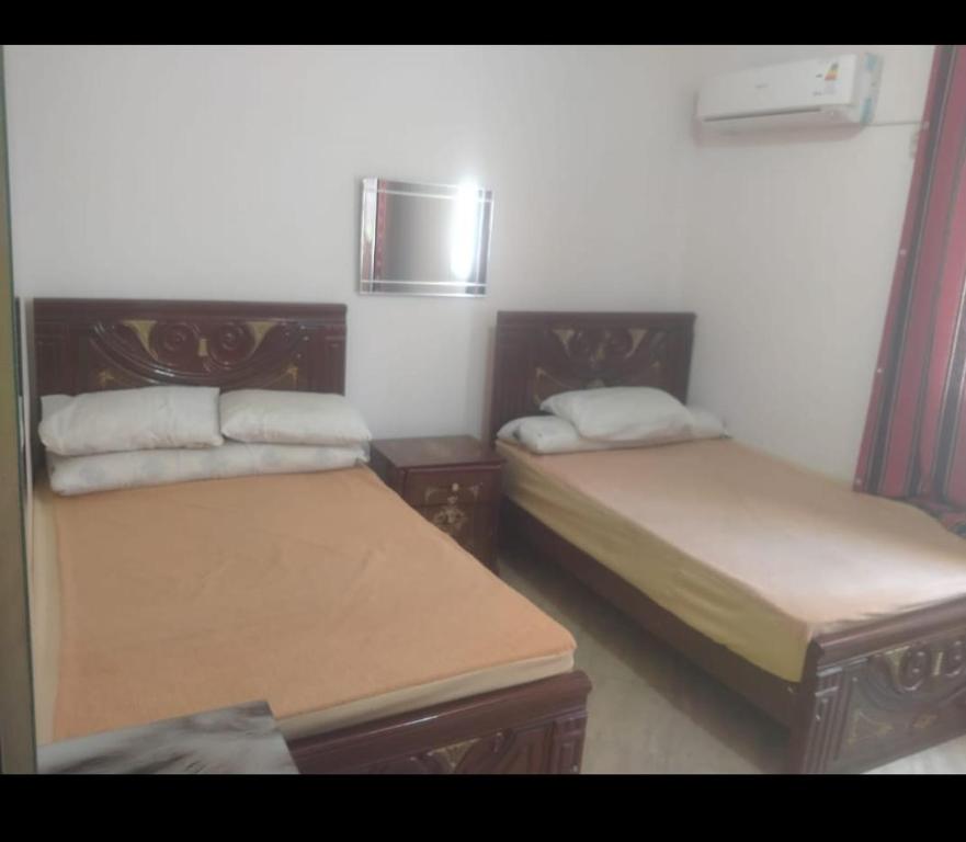 Zimmer mit 2 Betten in einem Zimmer in der Unterkunft قريه روزانا في الساحل الشمالي الاسكندريه كيلو 55 in Dawwār al Ḩajj Aḩmad